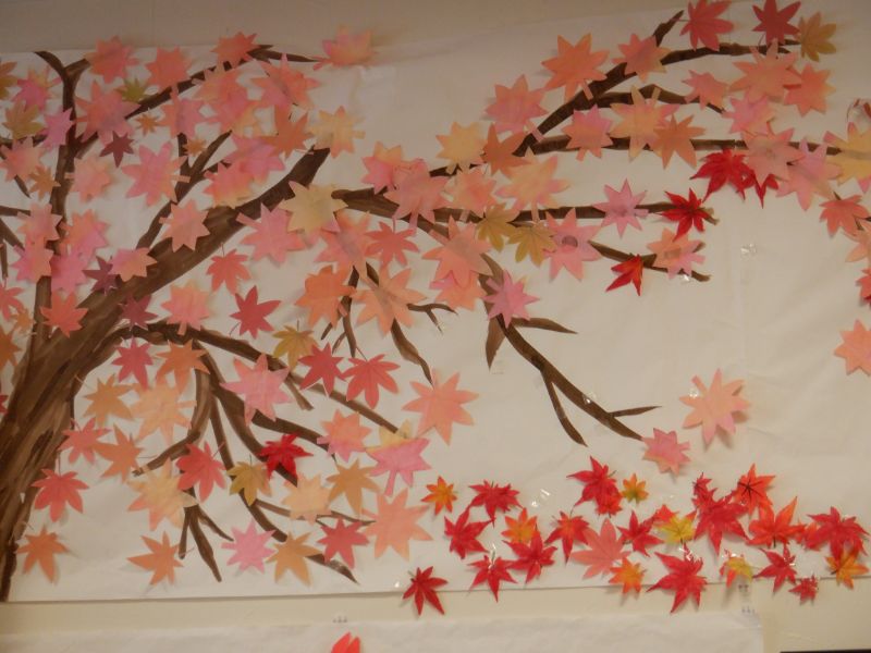 壁面飾り 秋壁面 紅葉 並木道 - おもちゃ